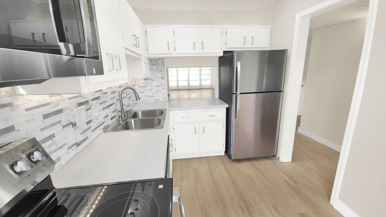 For Sale: $214,900 (2 beds, 2 baths, 1014 Square Feet)