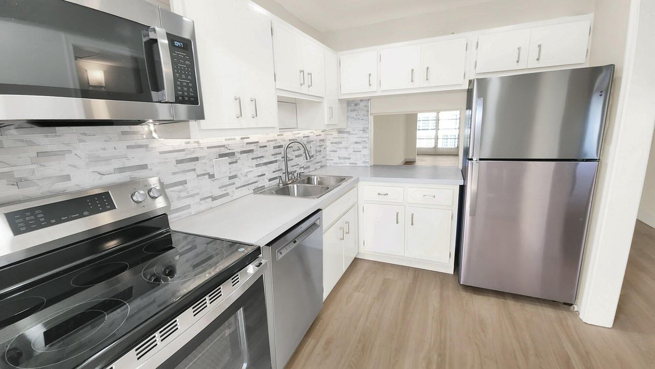 For Sale: $214,900 (2 beds, 2 baths, 1014 Square Feet)