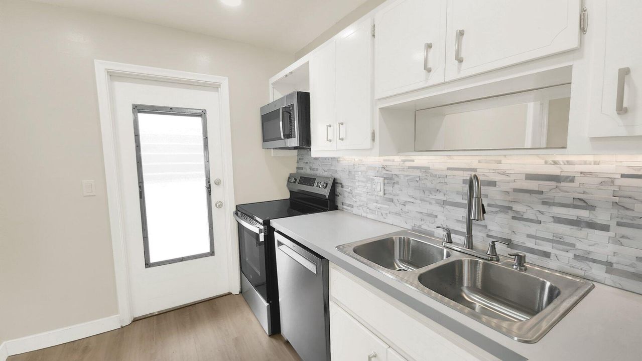 For Sale: $214,900 (2 beds, 2 baths, 1014 Square Feet)