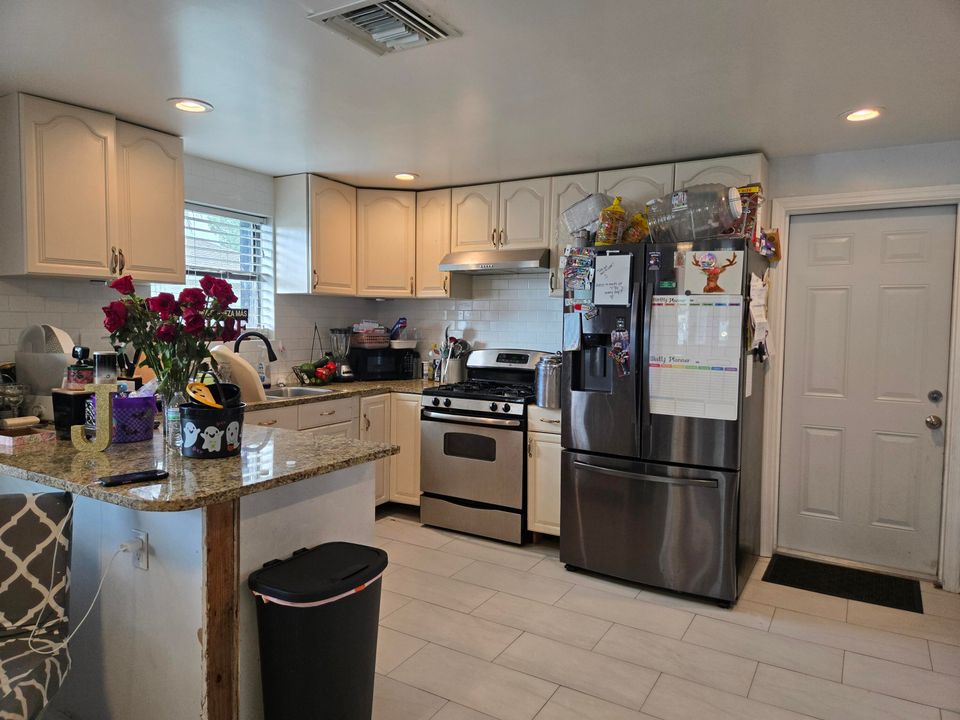 待售: $425,000 (2 贝兹, 1 浴室, 1260 平方英尺)