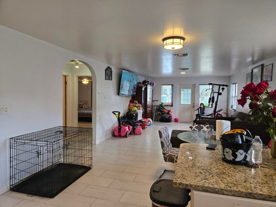 待售: $425,000 (2 贝兹, 1 浴室, 1260 平方英尺)