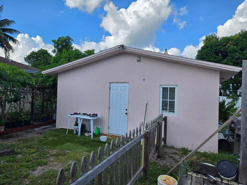 待售: $425,000 (2 贝兹, 1 浴室, 1260 平方英尺)