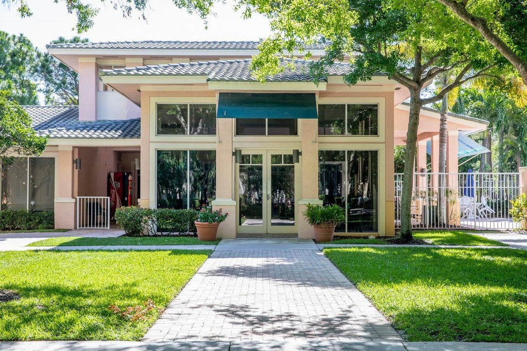 合同活跃: $2,100 (1 贝兹, 1 浴室, 545 平方英尺)