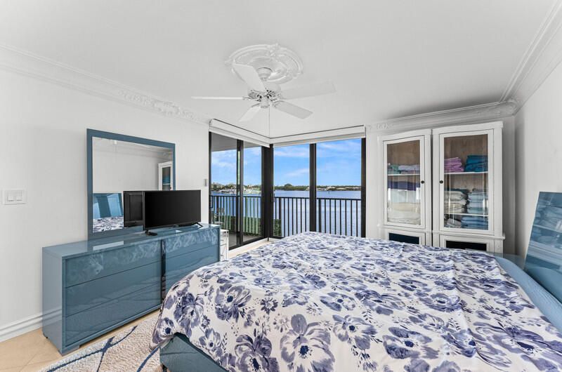 For Sale: $1,595,000 (2 beds, 2 baths, 1247 Square Feet)