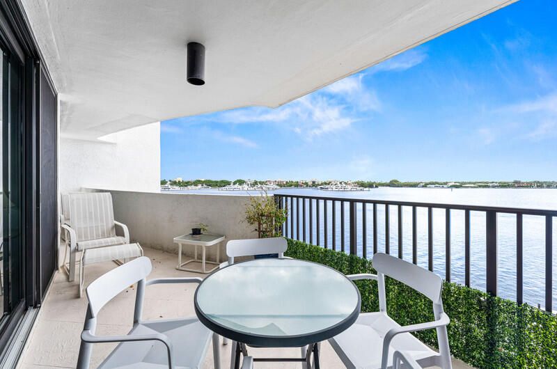 For Sale: $1,595,000 (2 beds, 2 baths, 1247 Square Feet)