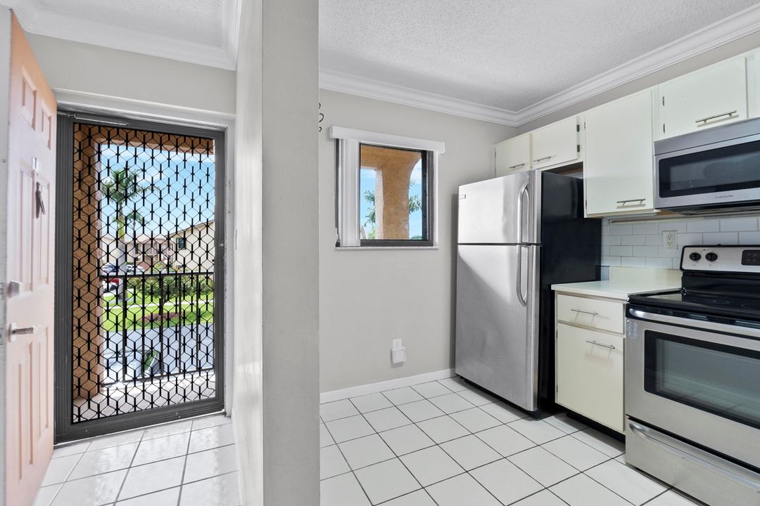 For Rent: $2,000 (2 beds, 2 baths, 912 Square Feet)