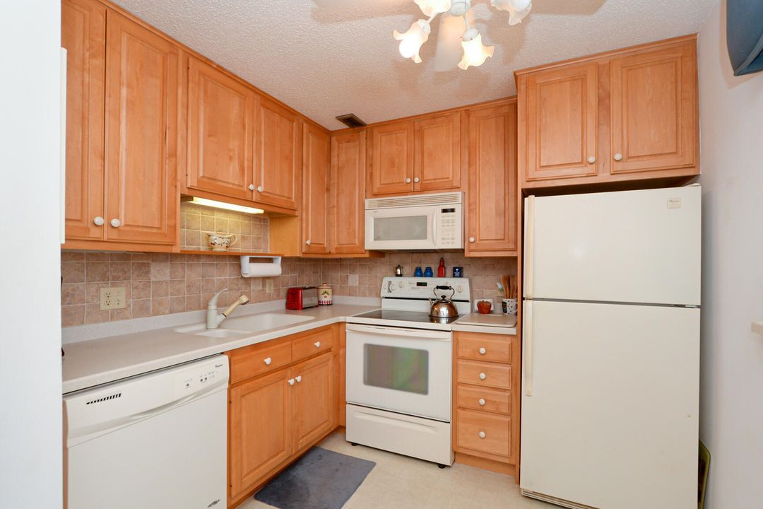 For Sale: $120,000 (2 beds, 2 baths, 962 Square Feet)