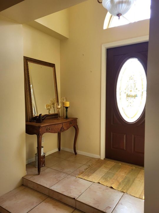 合同活跃: $690,000 (2 贝兹, 2 浴室, 1380 平方英尺)