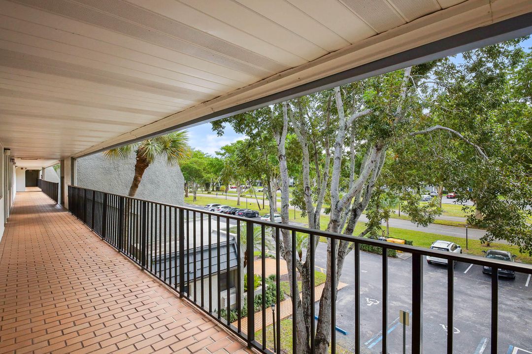 На продажу: $210,000 (2 спален, 2 ванн, 1005 Квадратных фут)