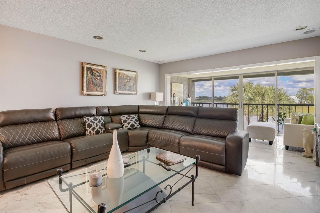 На продажу: $210,000 (2 спален, 2 ванн, 1005 Квадратных фут)