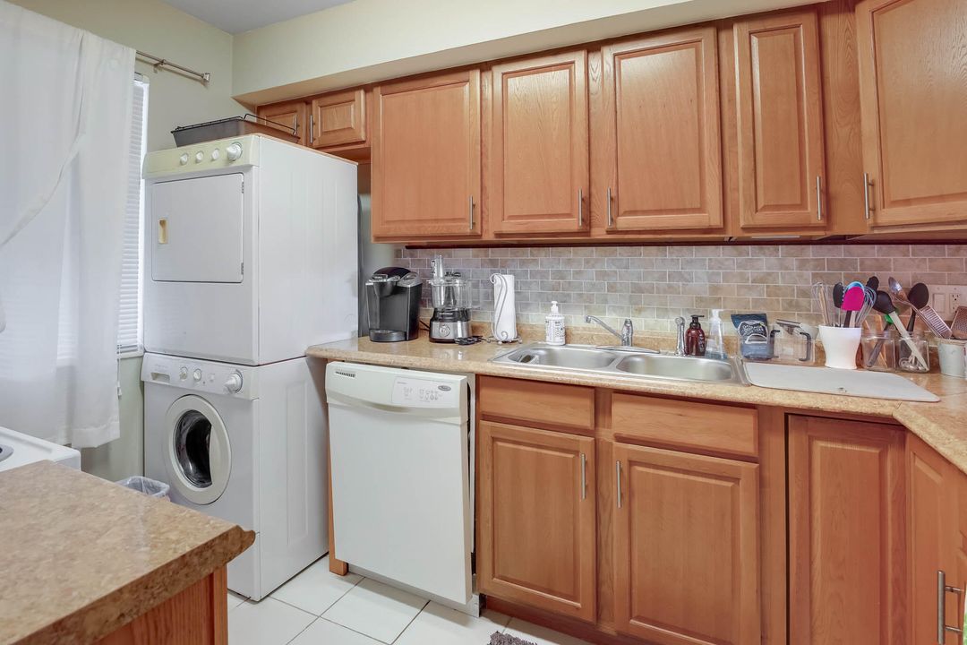 На продажу: $210,000 (2 спален, 2 ванн, 1005 Квадратных фут)