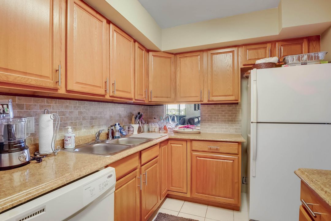 На продажу: $210,000 (2 спален, 2 ванн, 1005 Квадратных фут)