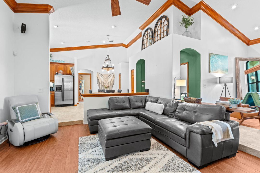 待售: $915,000 (4 贝兹, 2 浴室, 2357 平方英尺)