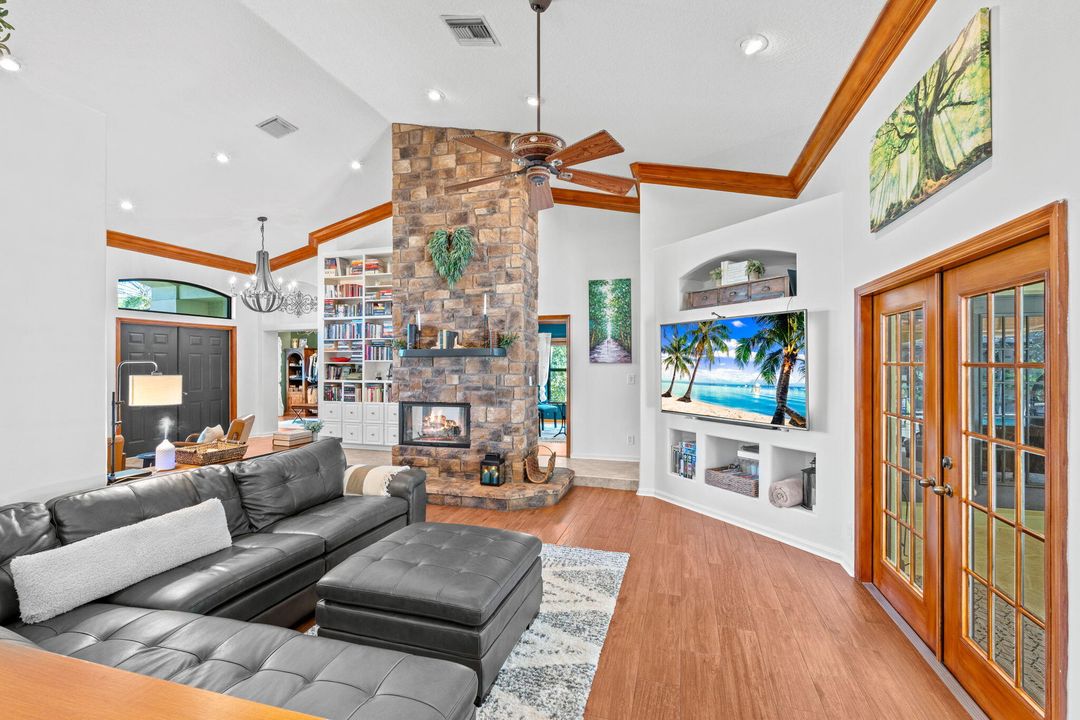 待售: $915,000 (4 贝兹, 2 浴室, 2357 平方英尺)