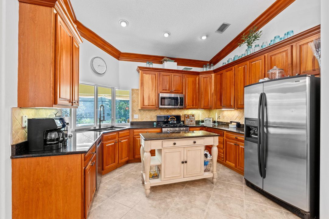 待售: $915,000 (4 贝兹, 2 浴室, 2357 平方英尺)