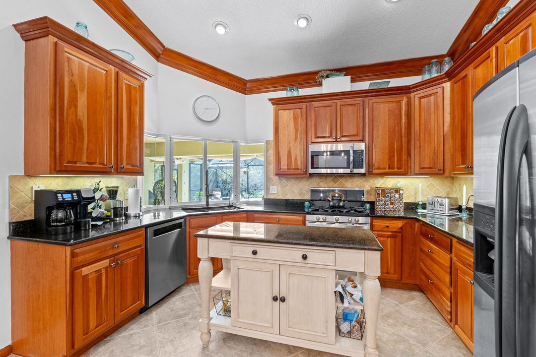 待售: $915,000 (4 贝兹, 2 浴室, 2357 平方英尺)