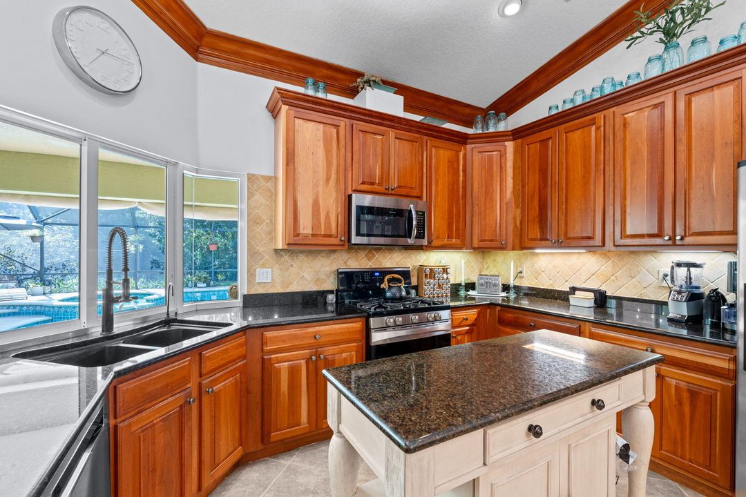 待售: $915,000 (4 贝兹, 2 浴室, 2357 平方英尺)