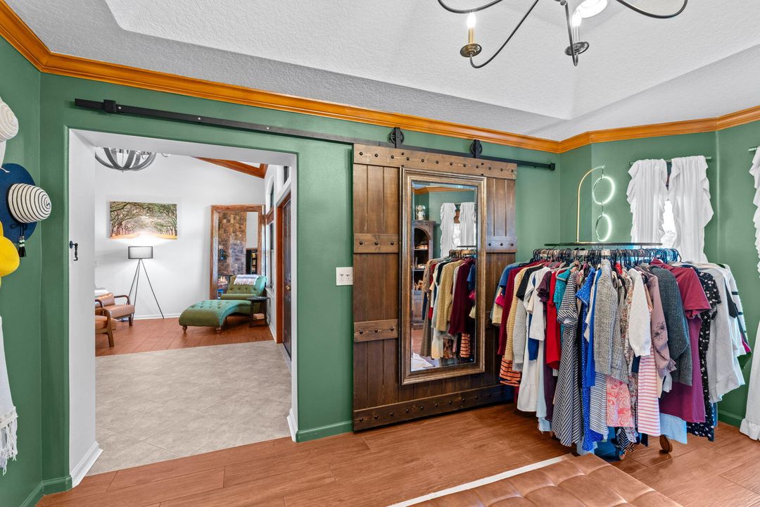 待售: $915,000 (4 贝兹, 2 浴室, 2357 平方英尺)