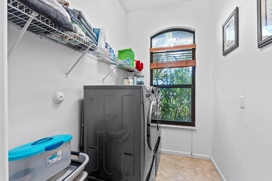 待售: $915,000 (4 贝兹, 2 浴室, 2357 平方英尺)