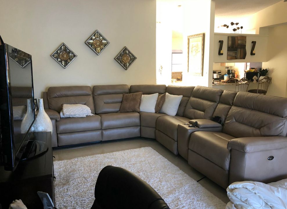 For Rent: $2,700 (2 beds, 2 baths, 1154 Square Feet)