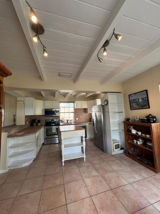 合同活跃: $690,000 (2 贝兹, 2 浴室, 1380 平方英尺)