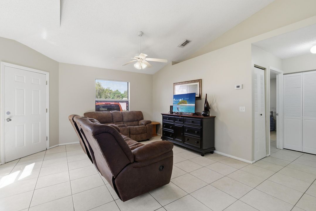 For Sale: $159,900 (2 beds, 2 baths, 1005 Square Feet)