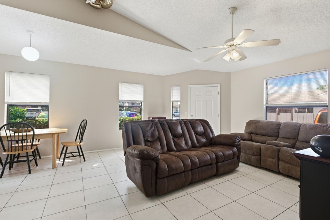For Sale: $159,900 (2 beds, 2 baths, 1005 Square Feet)