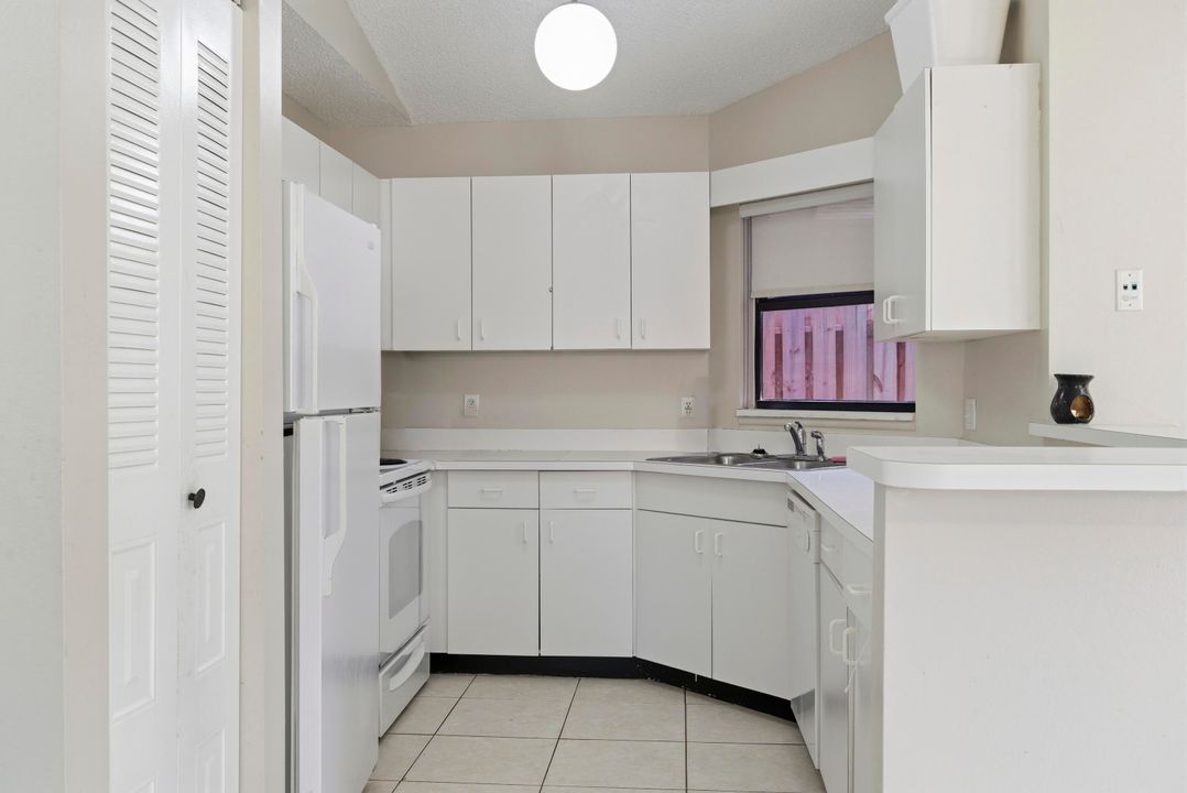 For Sale: $159,900 (2 beds, 2 baths, 1005 Square Feet)