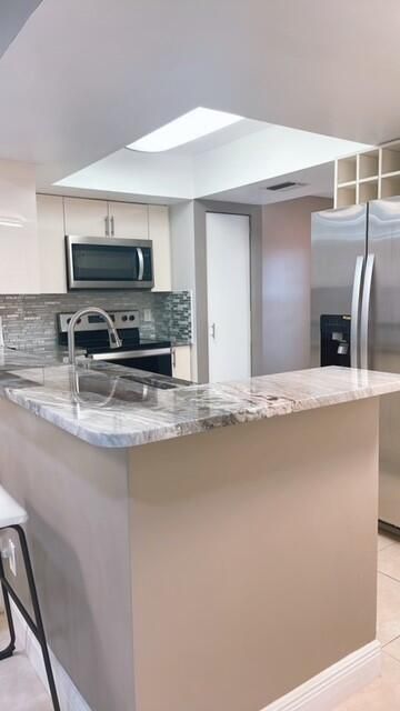 For Rent: $2,000 (2 beds, 2 baths, 1005 Square Feet)