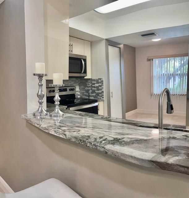 For Rent: $2,000 (2 beds, 2 baths, 1005 Square Feet)