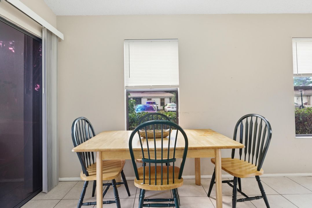 For Sale: $159,900 (2 beds, 2 baths, 1005 Square Feet)