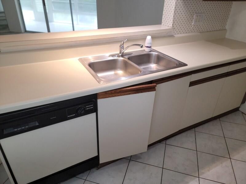 Под контрактом: $149,900 (2 спален, 2 ванн, 1200 Квадратных фут)