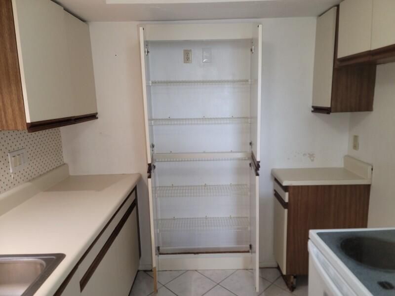 Под контрактом: $149,900 (2 спален, 2 ванн, 1200 Квадратных фут)