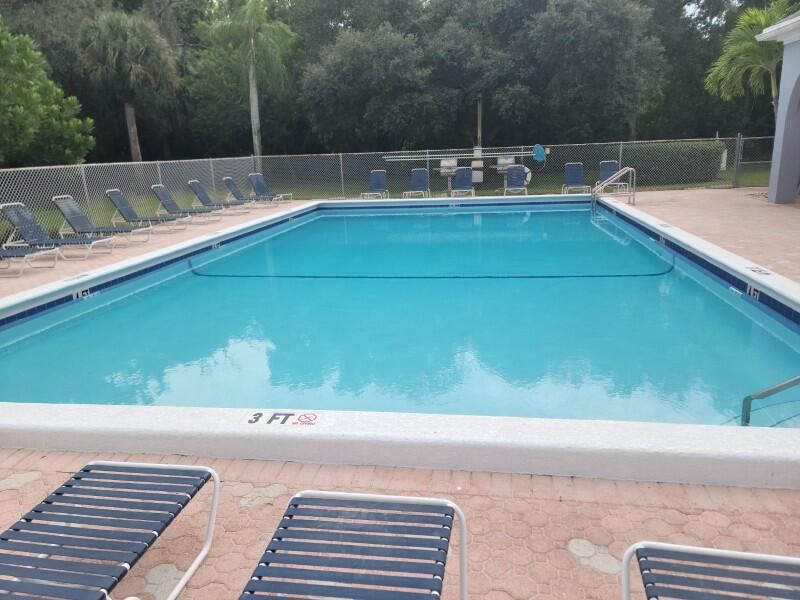 Под контрактом: $149,900 (2 спален, 2 ванн, 1200 Квадратных фут)