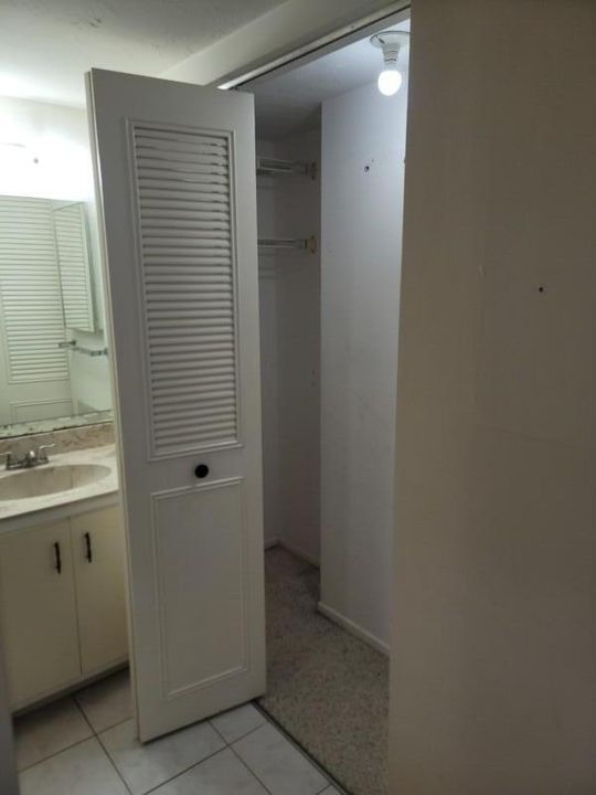 Под контрактом: $149,900 (2 спален, 2 ванн, 1200 Квадратных фут)