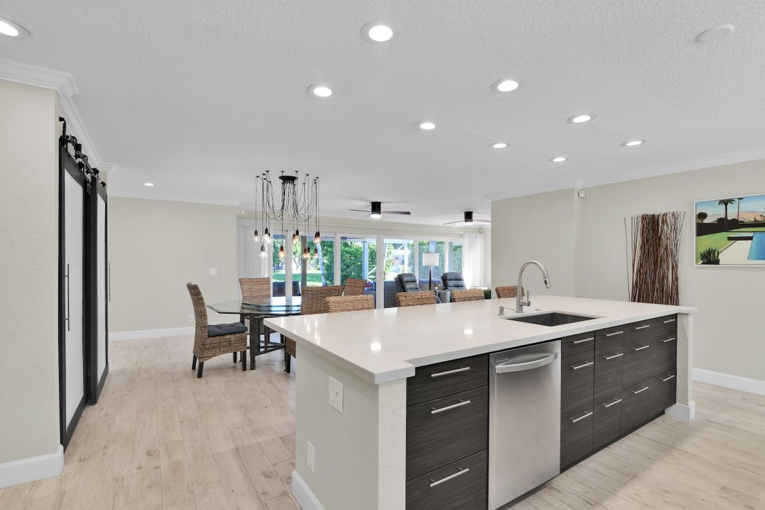 合同活跃: $649,900 (2 贝兹, 2 浴室, 1884 平方英尺)