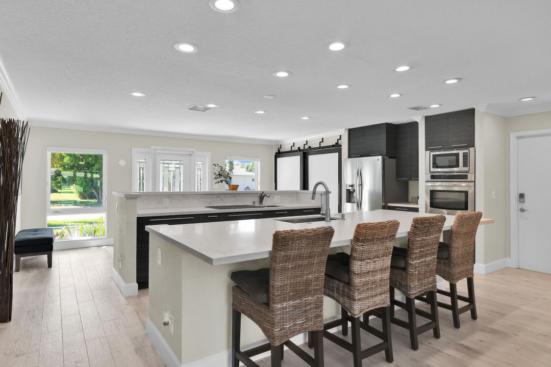 合同活跃: $649,900 (2 贝兹, 2 浴室, 1884 平方英尺)