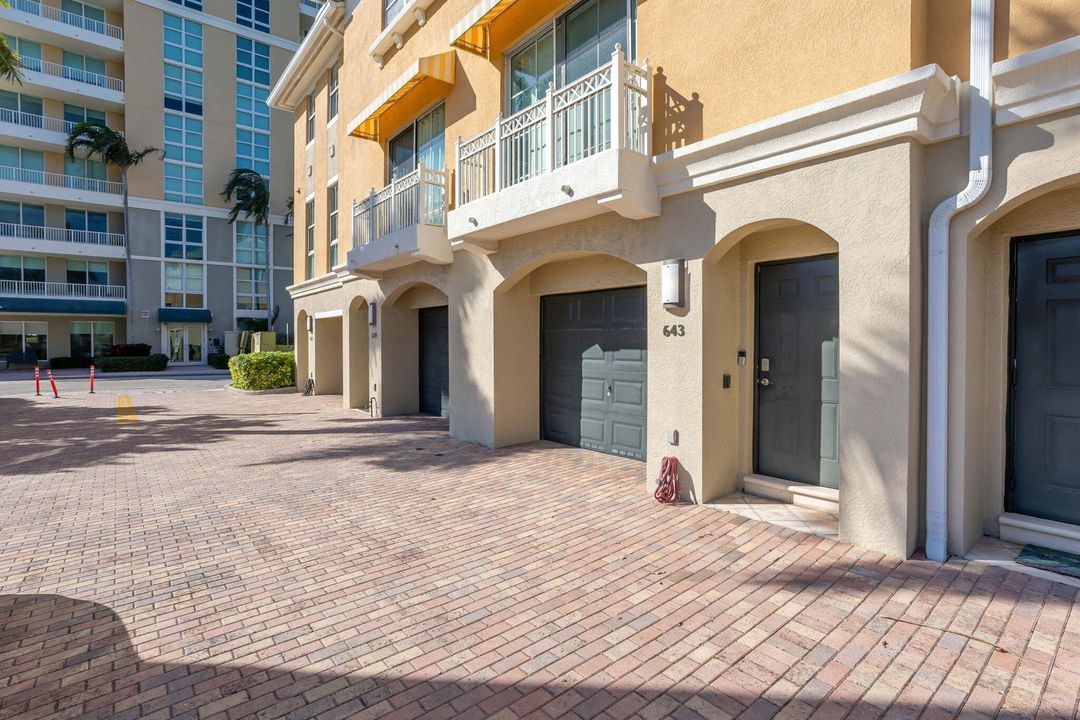 На продажу: $1,000,000 (2 спален, 2 ванн, 1558 Квадратных фут)