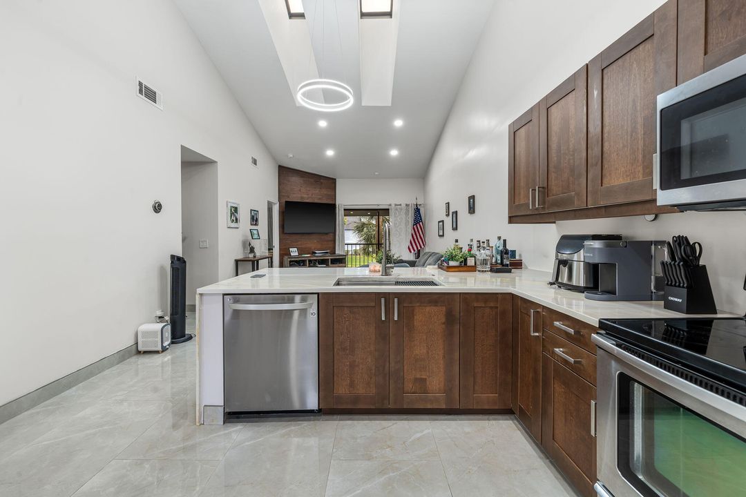 На продажу: $295,000 (2 спален, 2 ванн, 1288 Квадратных фут)