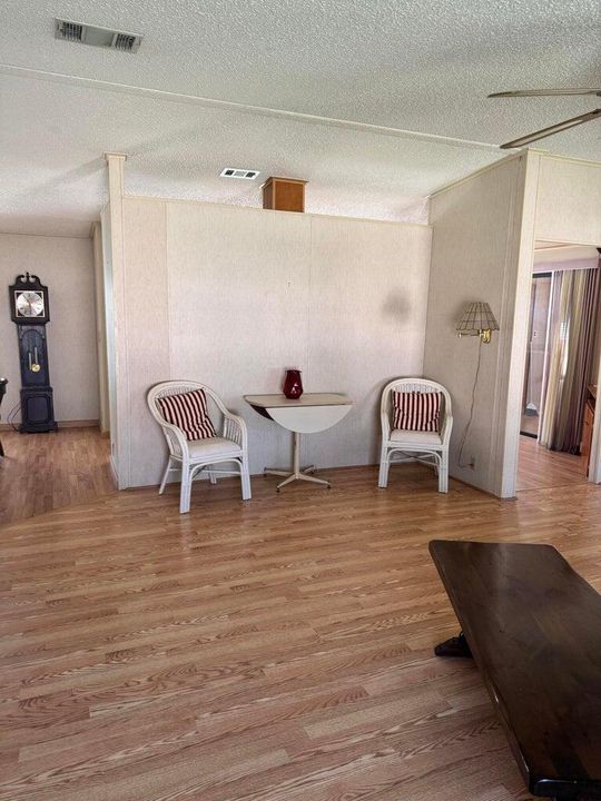 На продажу: $39,900 (2 спален, 2 ванн, 1248 Квадратных фут)