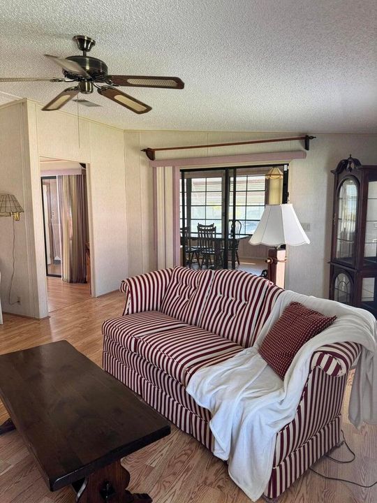 На продажу: $39,900 (2 спален, 2 ванн, 1248 Квадратных фут)