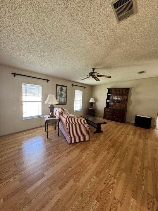 На продажу: $39,900 (2 спален, 2 ванн, 1248 Квадратных фут)