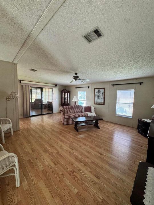 На продажу: $39,900 (2 спален, 2 ванн, 1248 Квадратных фут)