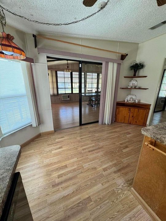 На продажу: $39,900 (2 спален, 2 ванн, 1248 Квадратных фут)