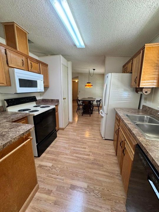 На продажу: $39,900 (2 спален, 2 ванн, 1248 Квадратных фут)