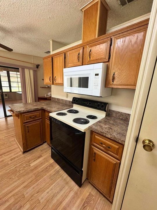 На продажу: $39,900 (2 спален, 2 ванн, 1248 Квадратных фут)