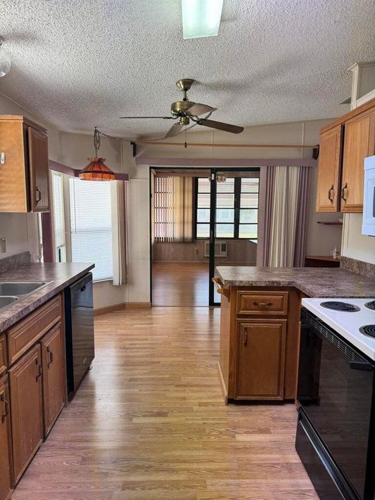 На продажу: $39,900 (2 спален, 2 ванн, 1248 Квадратных фут)