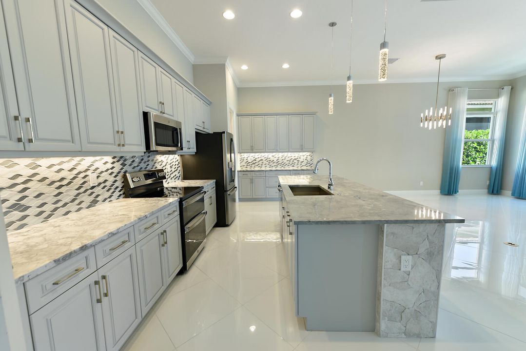 En Venta: $619,900 (3 camas, 2 baños, 1932 Pies cuadrados)