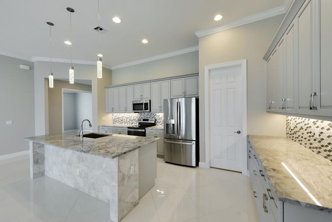 En Venta: $619,900 (3 camas, 2 baños, 1932 Pies cuadrados)