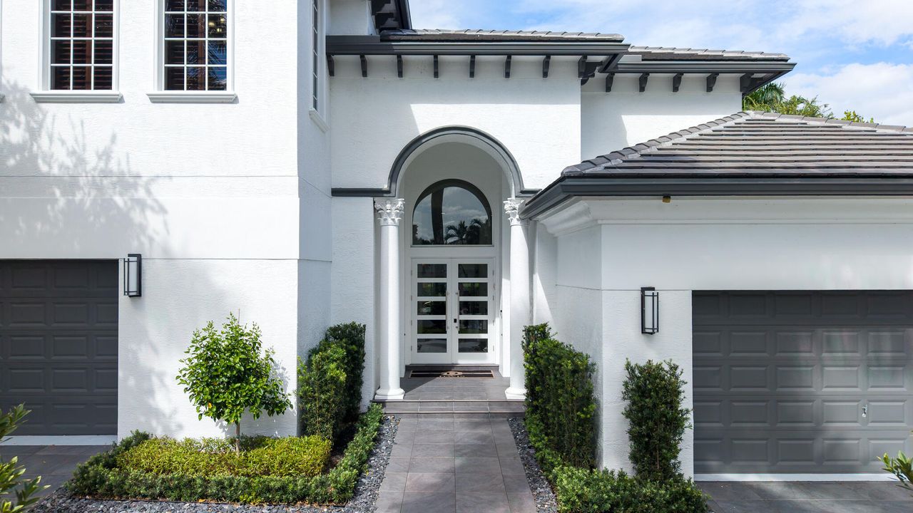 合同活跃: $3,500,000 (5 贝兹, 4 浴室, 4750 平方英尺)